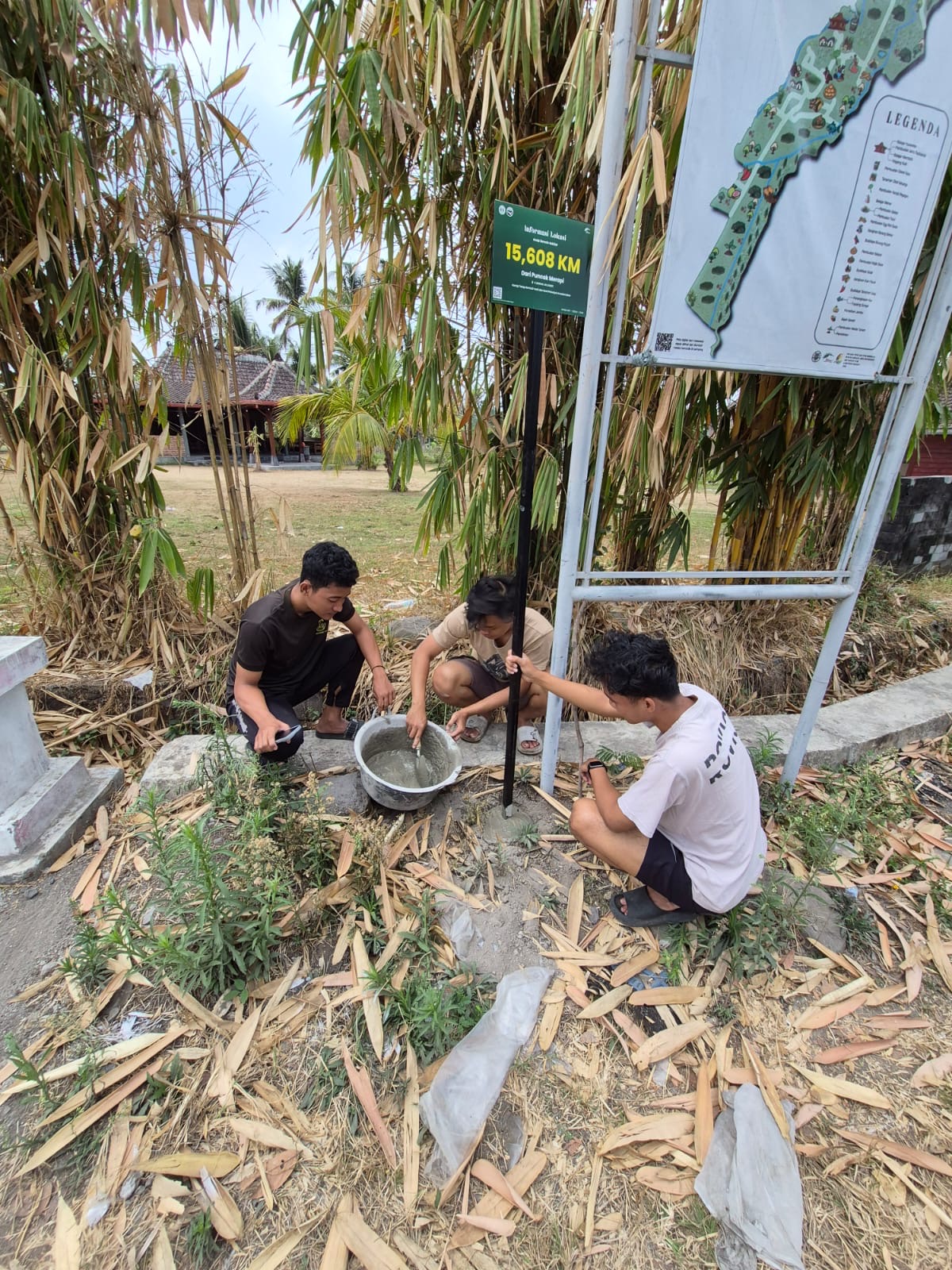 Dukung SDGs ke-9, KKN UNY Pasang Plang Informasi Jarak Menuju Puncak Merapi