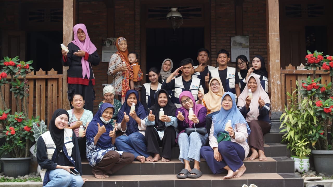Supporting SDG 12: Responsible Consumption and Production, KKN UNY Introduces Pineapple Peel Utilization through “Gabugan Berkreasi”